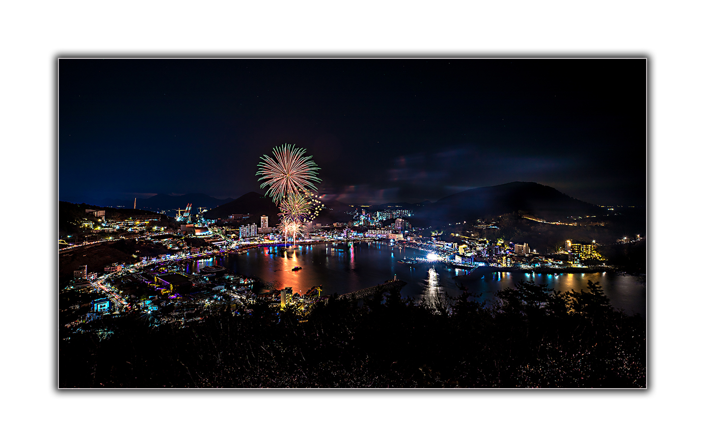 PHOTO BY  | Canon EOS 5D Mark IV | 2023:12:31 20:24:31 | ISO-100 | 63/10 sec | f 8 | 18 mm | EV=0 | ● WIDTH:1436 pixels  HEIGHT:911 pixels