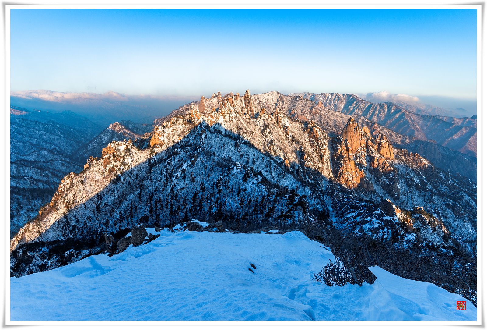 PHOTO BY TAEIN_L | NIKON D850 | 2024:01:11 08:23:43 | ISO-100 | 1/125 sec | f 11 | 16 mm | EV=0 | ● WIDTH:  HEIGHT: