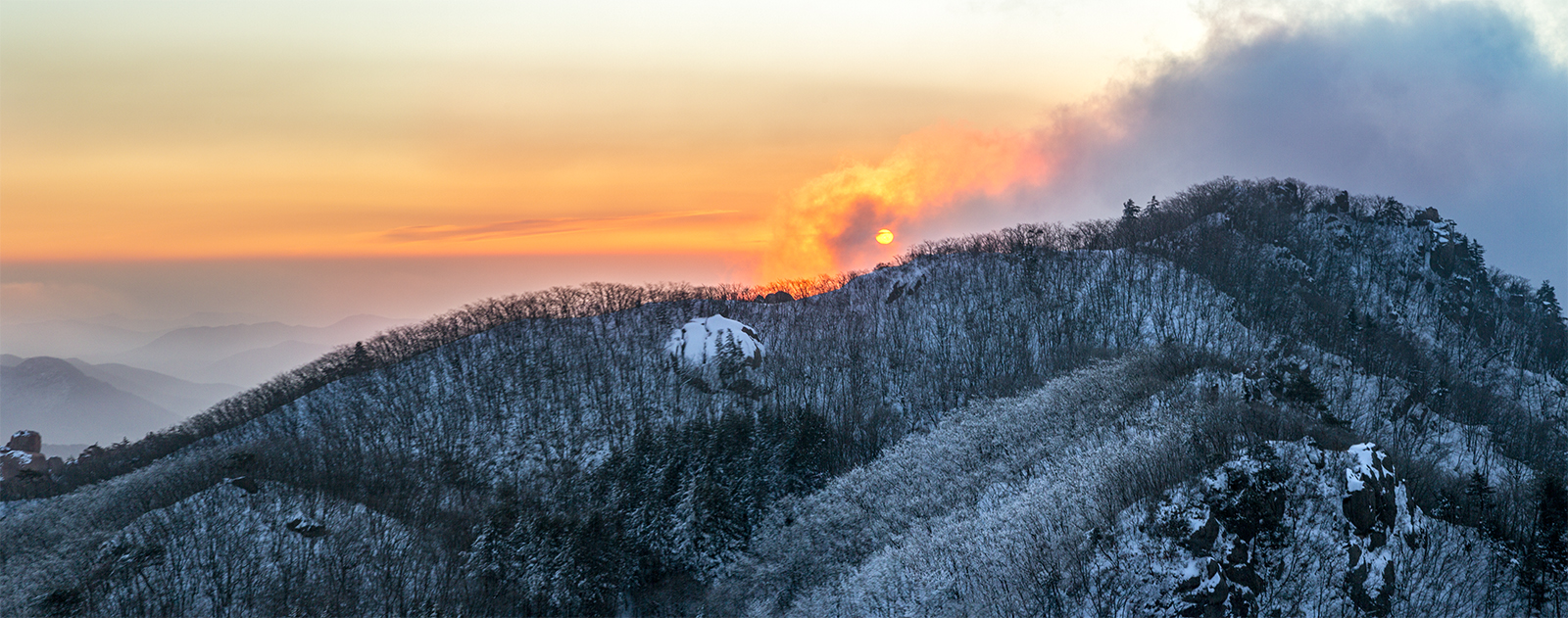 PHOTO BY MINKYUKIM | Canon EOS 5D Mark III | 2024:02:11 07:03:24 | ISO-200 | 1/40 sec | f 9 | 70 mm | EV=0 | ● WIDTH:1600 pixels  HEIGHT:631 pixels