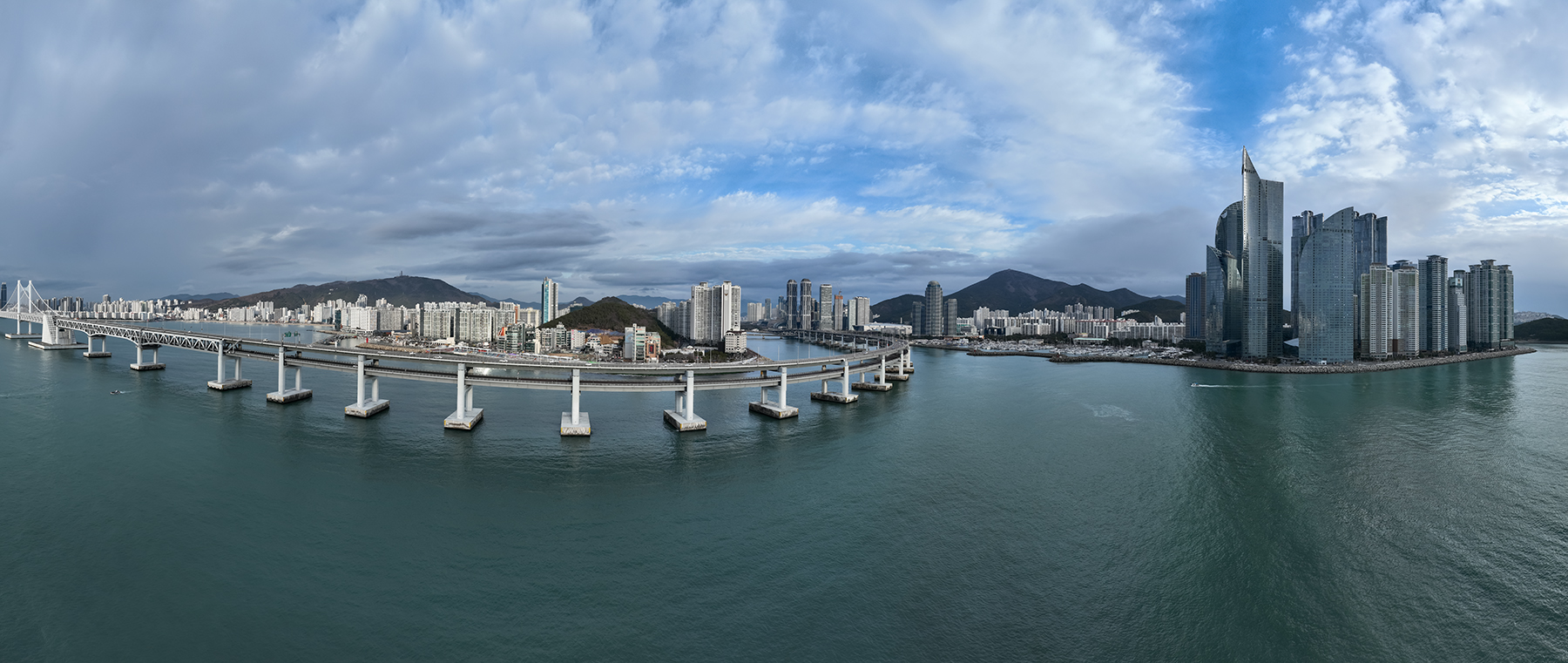 PHOTO BY  | L2D-20c | 2024:02:03 07:26:36 | ISO-100 | 1/400 sec | f 2.8 | 12.29 mm | EV=0 | ● WIDTH:1800 pixels  HEIGHT:761 pixels