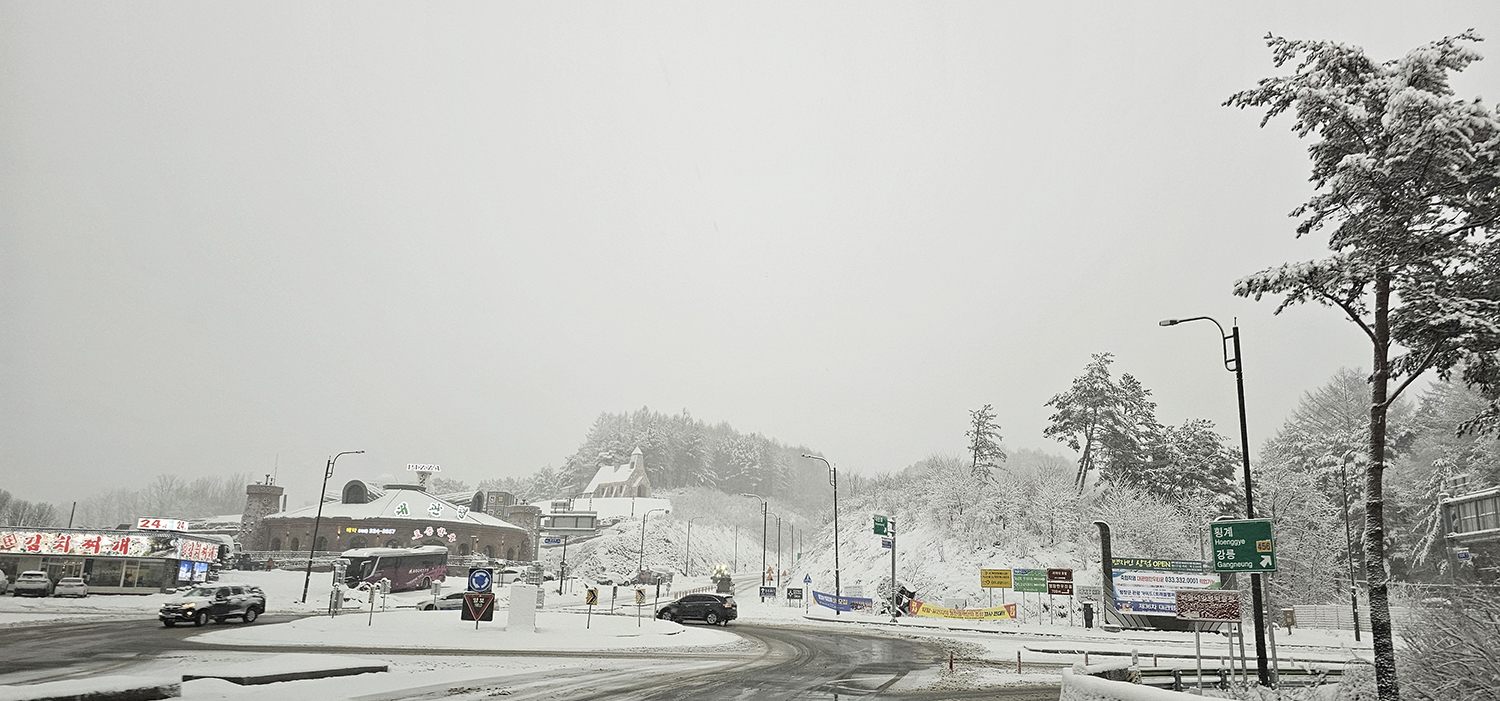 PHOTO BY  | Galaxy S23 Ultra | 2024:02:21 07:33:10 | ISO-160 | 1/120 sec | f 1.7 | 6.3 mm | EV=0 | ● WIDTH:1500 pixels  HEIGHT:701 pixels