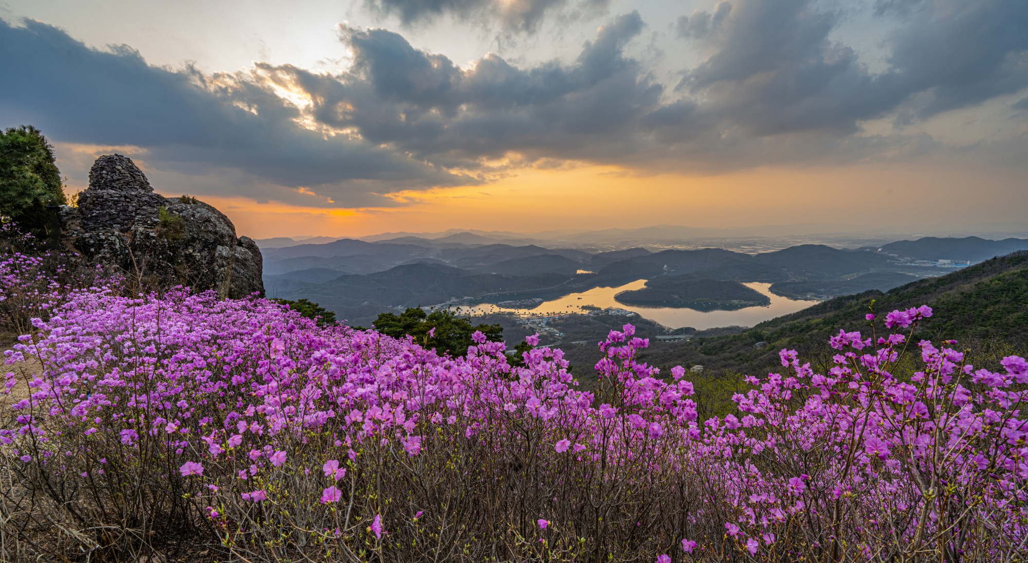 PHOTO BY CHUNG HYUN SUK | NIKON Z 7_2 | 2024:04:05 18:25:51 | ISO-200 | 1/20 sec | f 13 | 14 mm | EV=0.3 | ● WIDTH:2000 pixels  HEIGHT:1095 pixels
