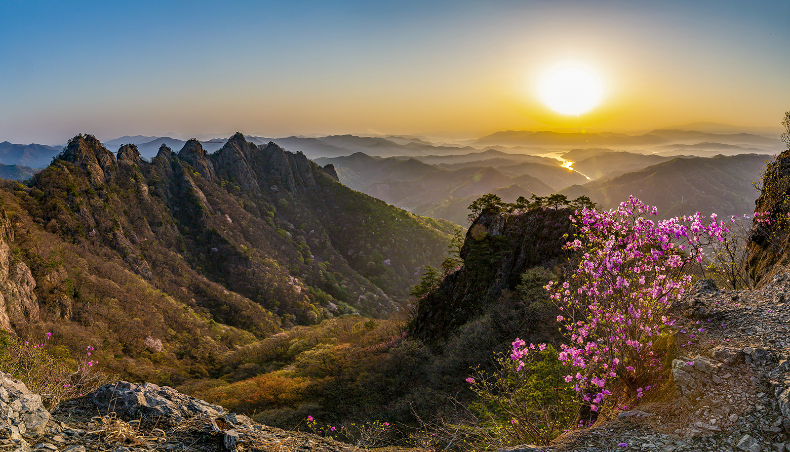 PHOTO BY MINKYUKIM | Canon EOS 5D Mark III | 2024:04:14 06:08:20 | ISO-200 | 1/60 sec | f 16 | 24 mm | EV=0 | ● WIDTH:1600 pixels  HEIGHT:915 pixels