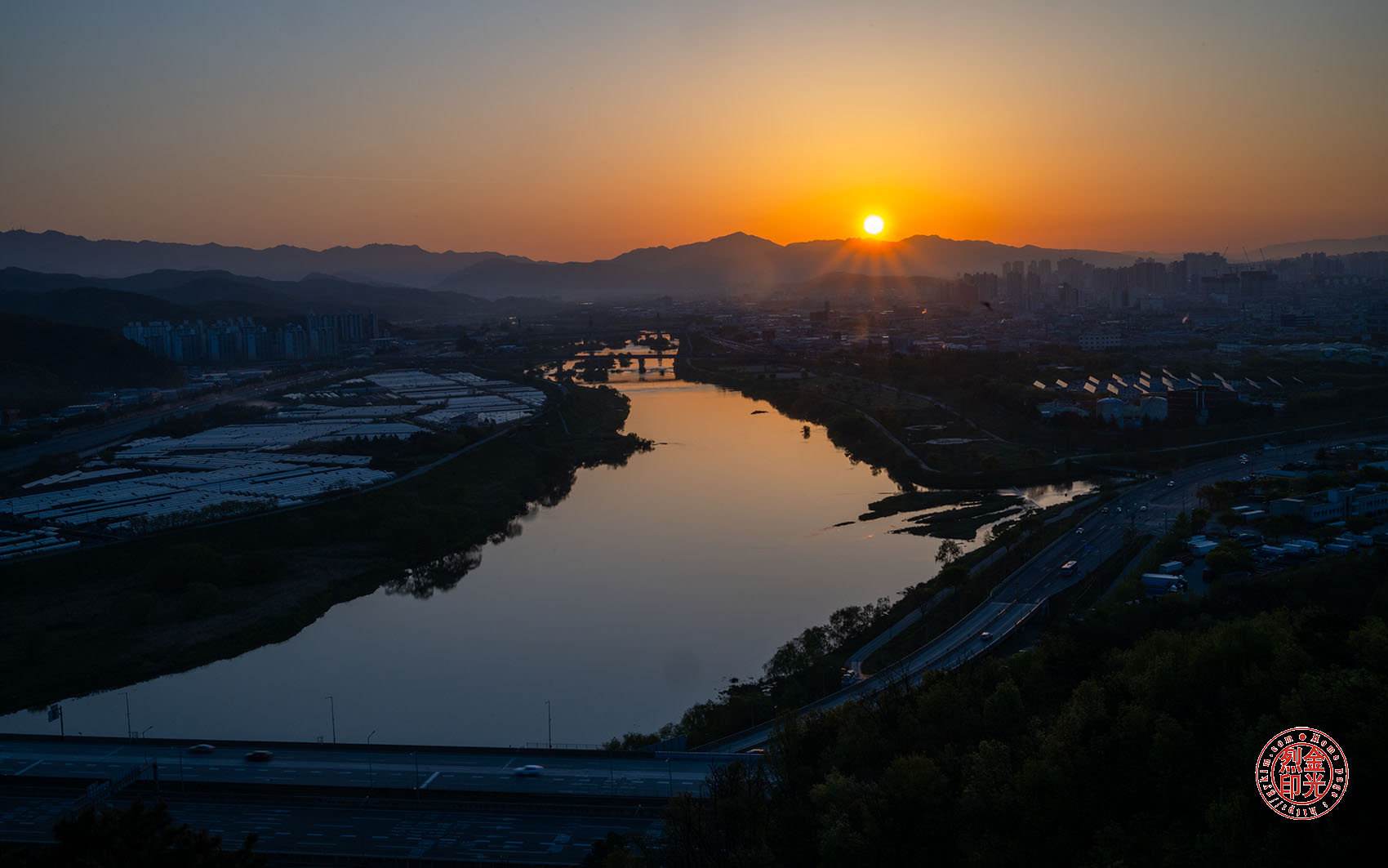 PHOTO BY KKY_CWANG_YEOL | NIKON Z 8 | 2024:04:14 06:04:02 | ISO-100 | 1/15 sec | f 22 | 36 mm | EV=-0.7 | ● WIDTH:1700 pixels  HEIGHT:1063 pixels