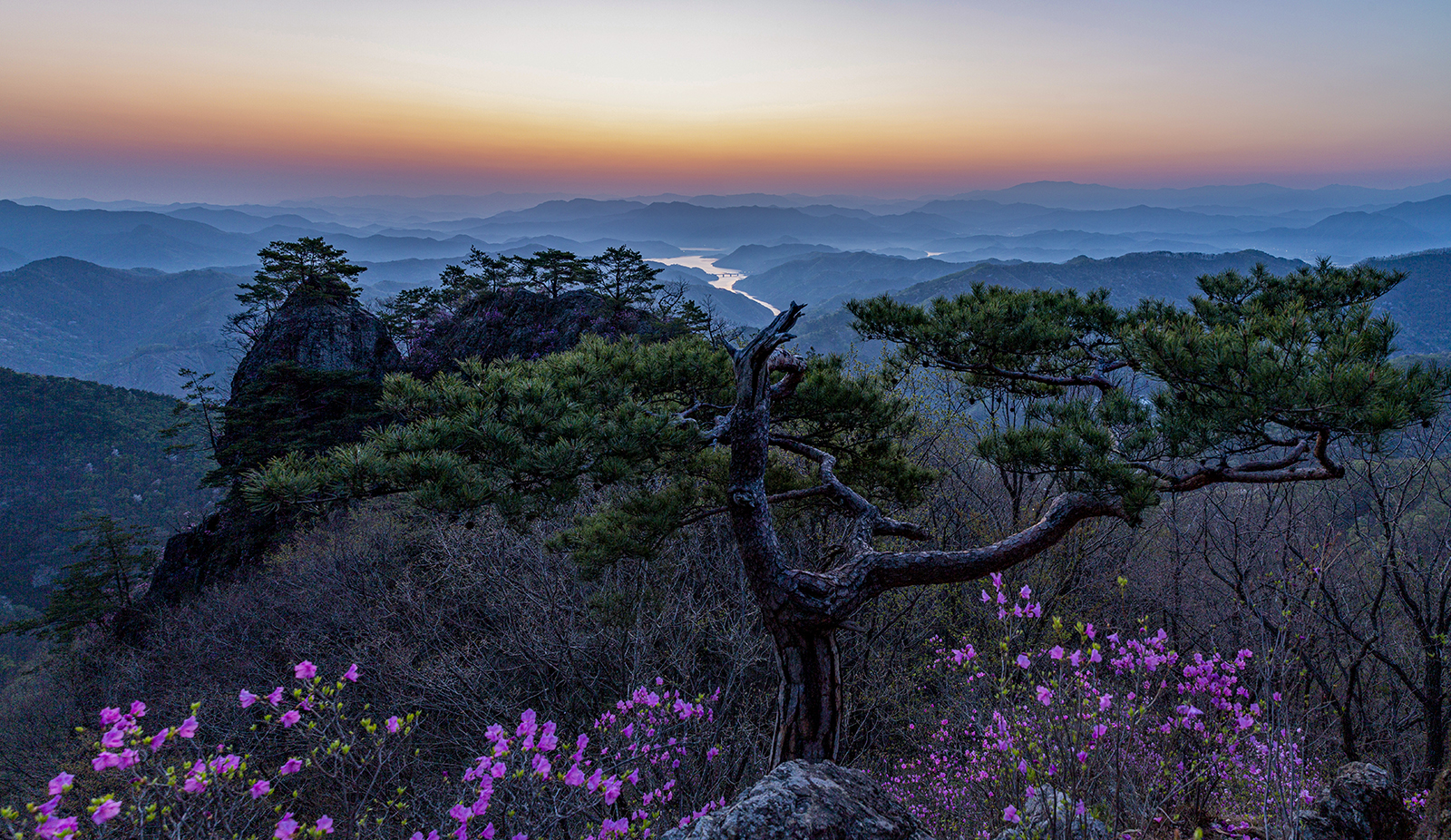 PHOTO BY MINKYUKIM | Canon EOS 5D Mark III | 2024:04:14 05:19:13 | ISO-200 | 1/1 sec | f 8 | 24 mm | EV=0 | ● WIDTH:1600 pixels  HEIGHT:926 pixels