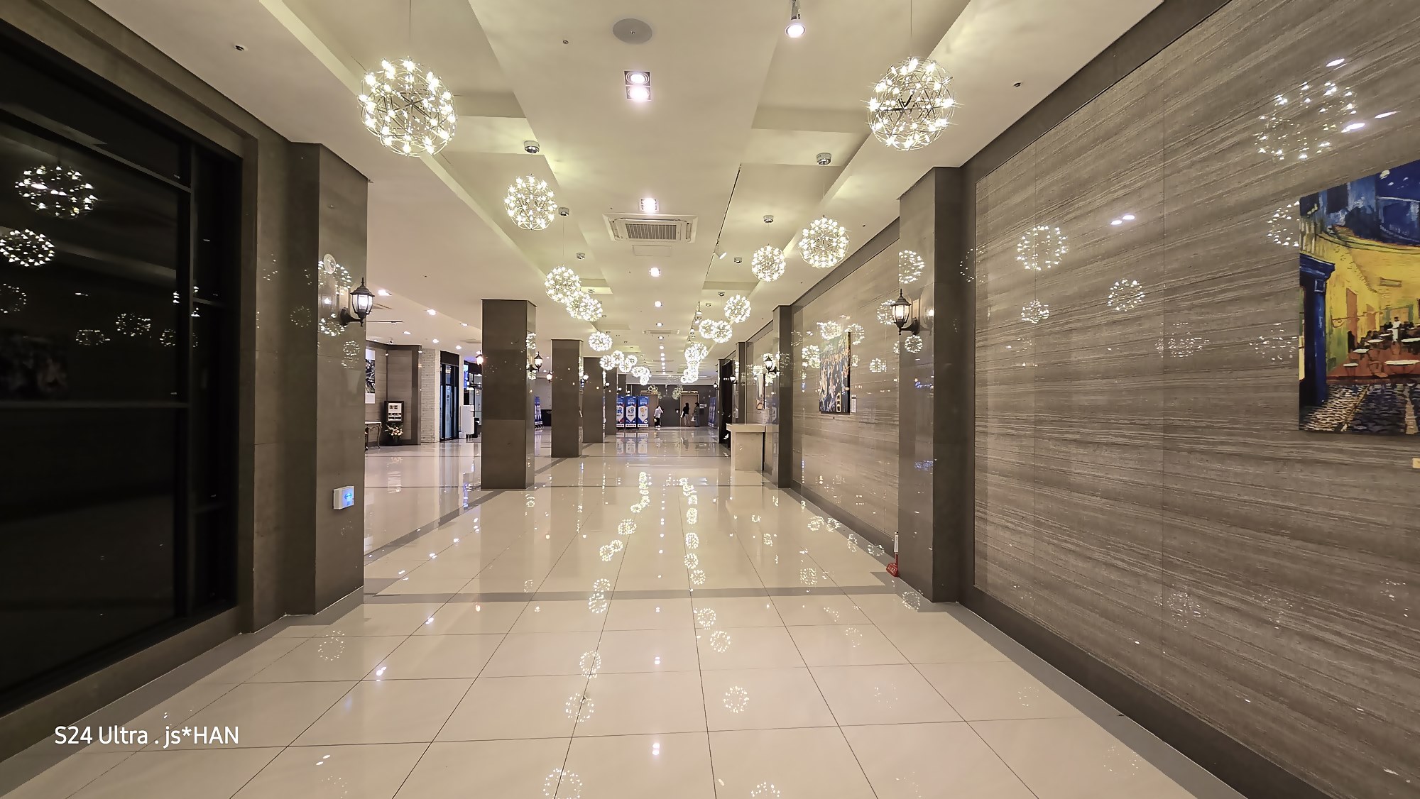 PHOTO BY  | Galaxy S24 Ultra | 2024:04:24 18:29:21 | ISO-100 | 1/60 sec | f 2.2 | 2.2 mm | EV=0 | ● WIDTH:4000 pixels  HEIGHT:2252 pixels