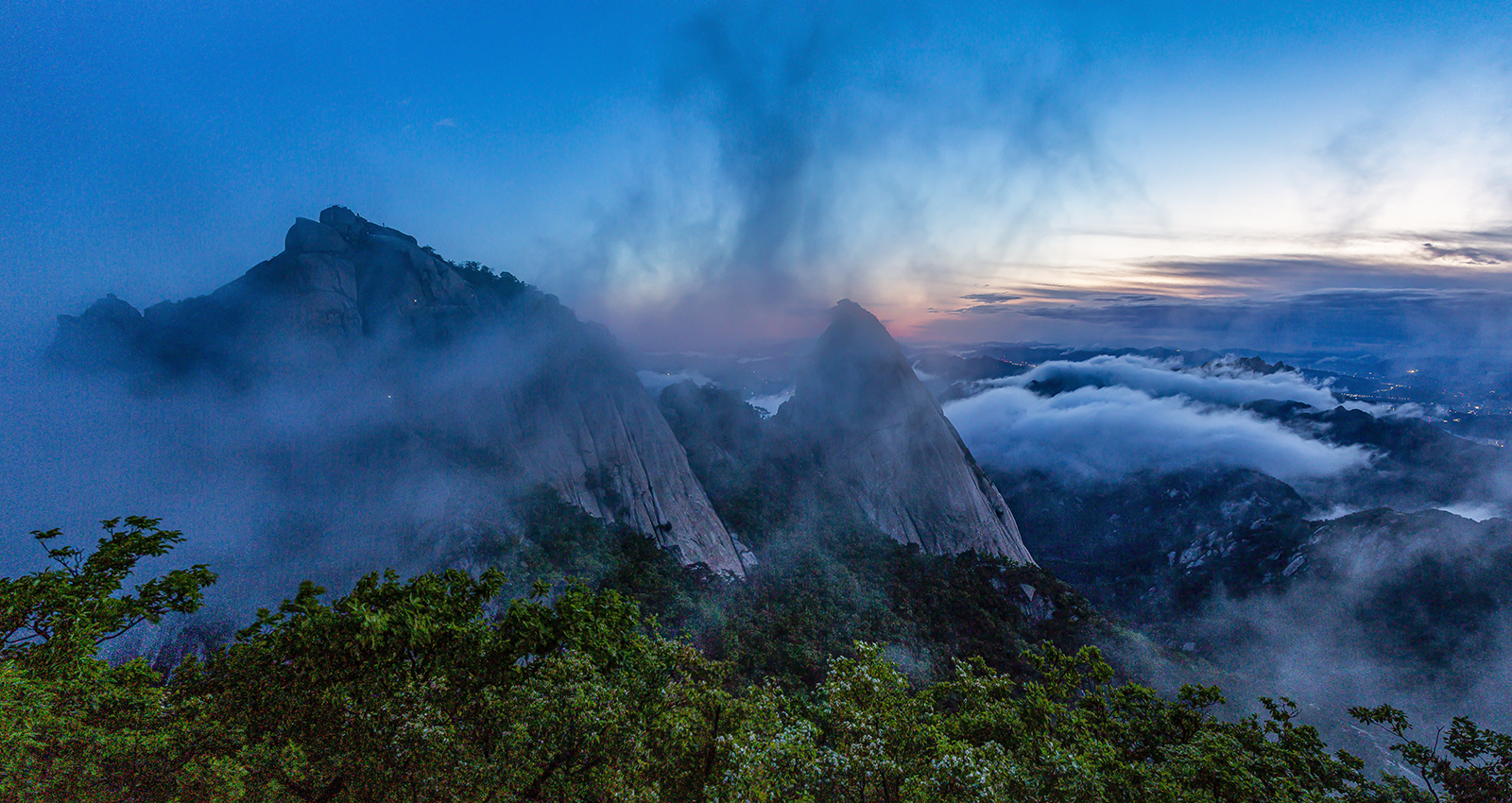 PHOTO BY MINKYUKIM | Canon EOS 5D Mark III | 2024:05:16 04:30:36 | ISO-800 | 1/15 sec | f 2.8 | 24 mm | EV=0 | ● WIDTH:1600 pixels  HEIGHT:850 pixels