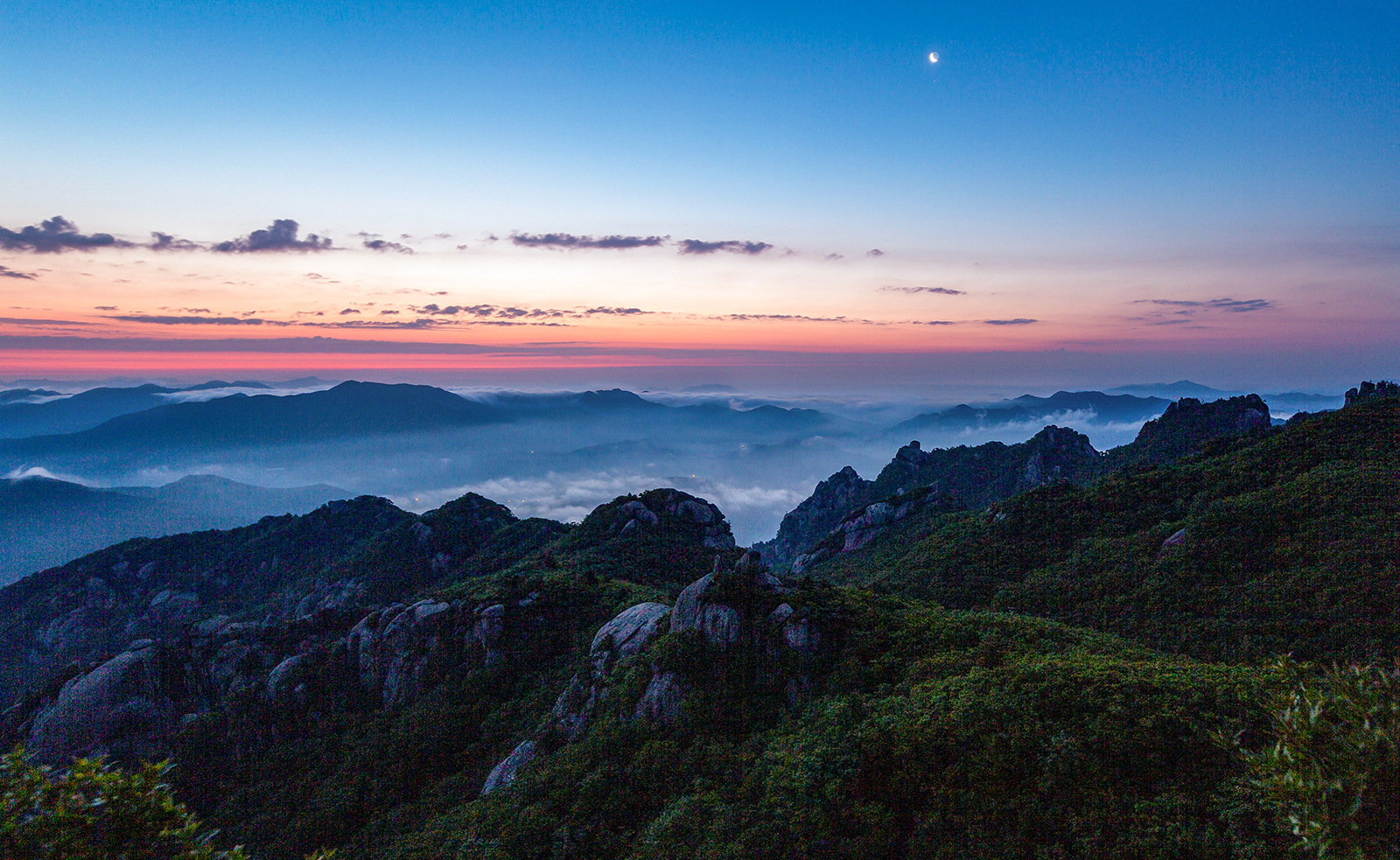 PHOTO BY MINKYUKIM | Canon EOS 5D Mark III | 2024:06:03 04:11:47 | ISO-200 | 2/1 sec | f 5.6 | 21 mm | EV=0 | ● WIDTH:1600 pixels  HEIGHT:983 pixels