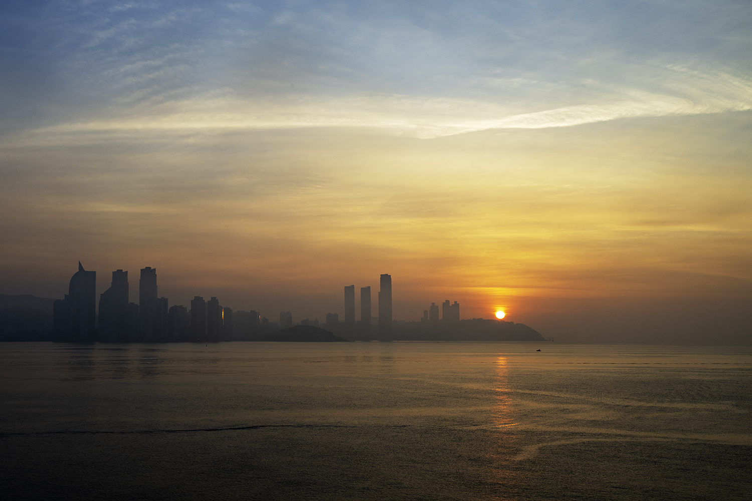 PHOTO BY KWON BYUNG JIN | NIKON Z 8 | 2024:06:10 05:20:16 | ISO-100 | 1/40 sec | f 16 | 33 mm | EV=0 | ● WIDTH:1500 pixels  HEIGHT:1000 pixels