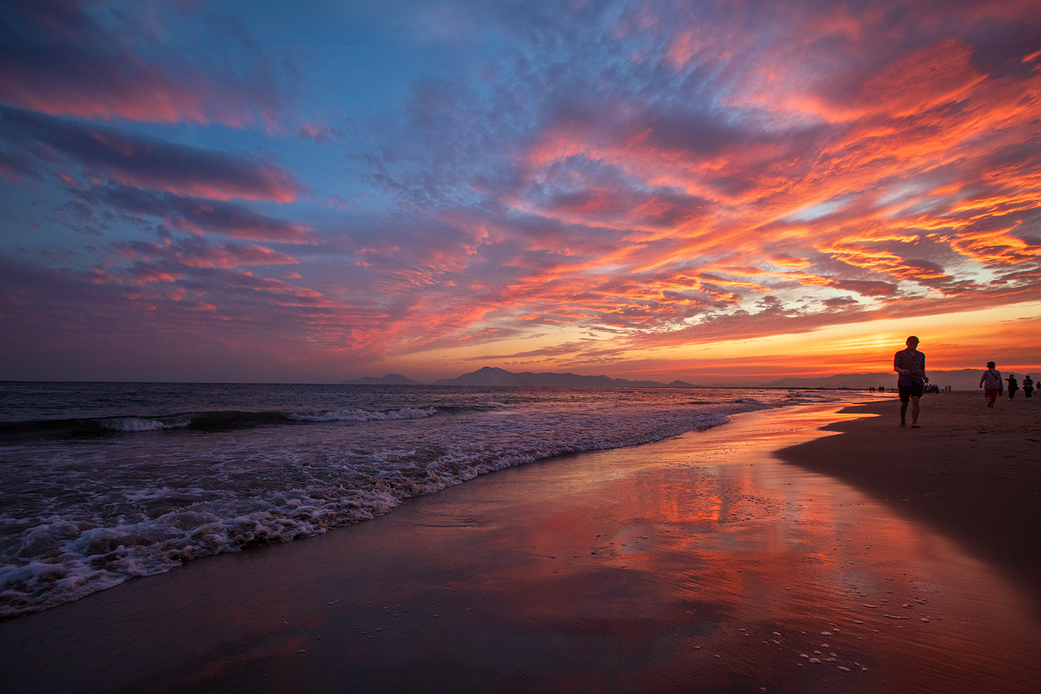 PHOTO BY  | Canon EOS 5D Mark IV | 2024:06:17 19:46:49 | ISO-800 | 1/200 sec | f 6.3 | 16 mm | EV=0 | ● WIDTH:1500 pixels  HEIGHT:1000 pixels