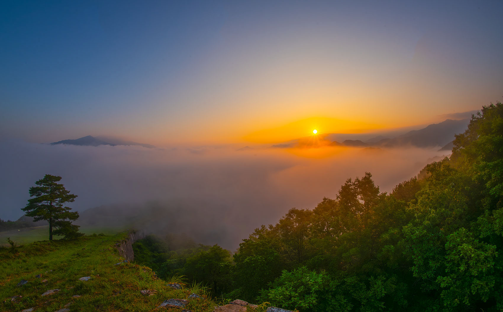 PHOTO BY  | NIKON D850 | 2024:06:02 05:24:03 | ISO-100 | 1/80 sec | f 22 | 12 mm | EV=0 | ● WIDTH:1700 pixels  HEIGHT:1054 pixels