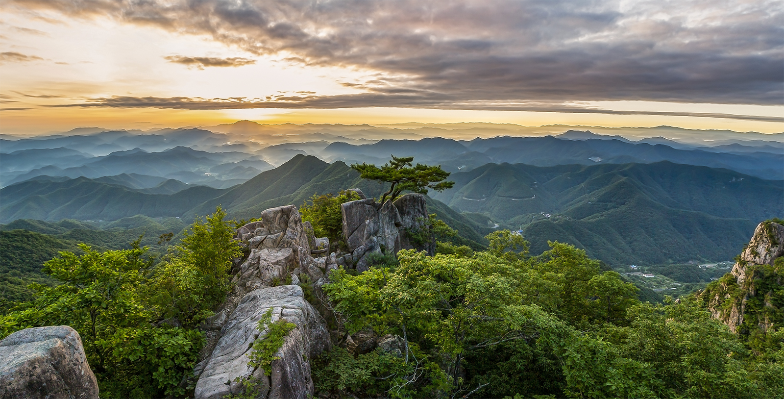 PHOTO BY MINKYUKIM | Canon EOS 5D Mark III | 2024:06:28 05:14:36 | ISO-200 | 1/30 sec | f 10 | 16 mm | EV=0 | ● WIDTH:1600 pixels  HEIGHT:814 pixels