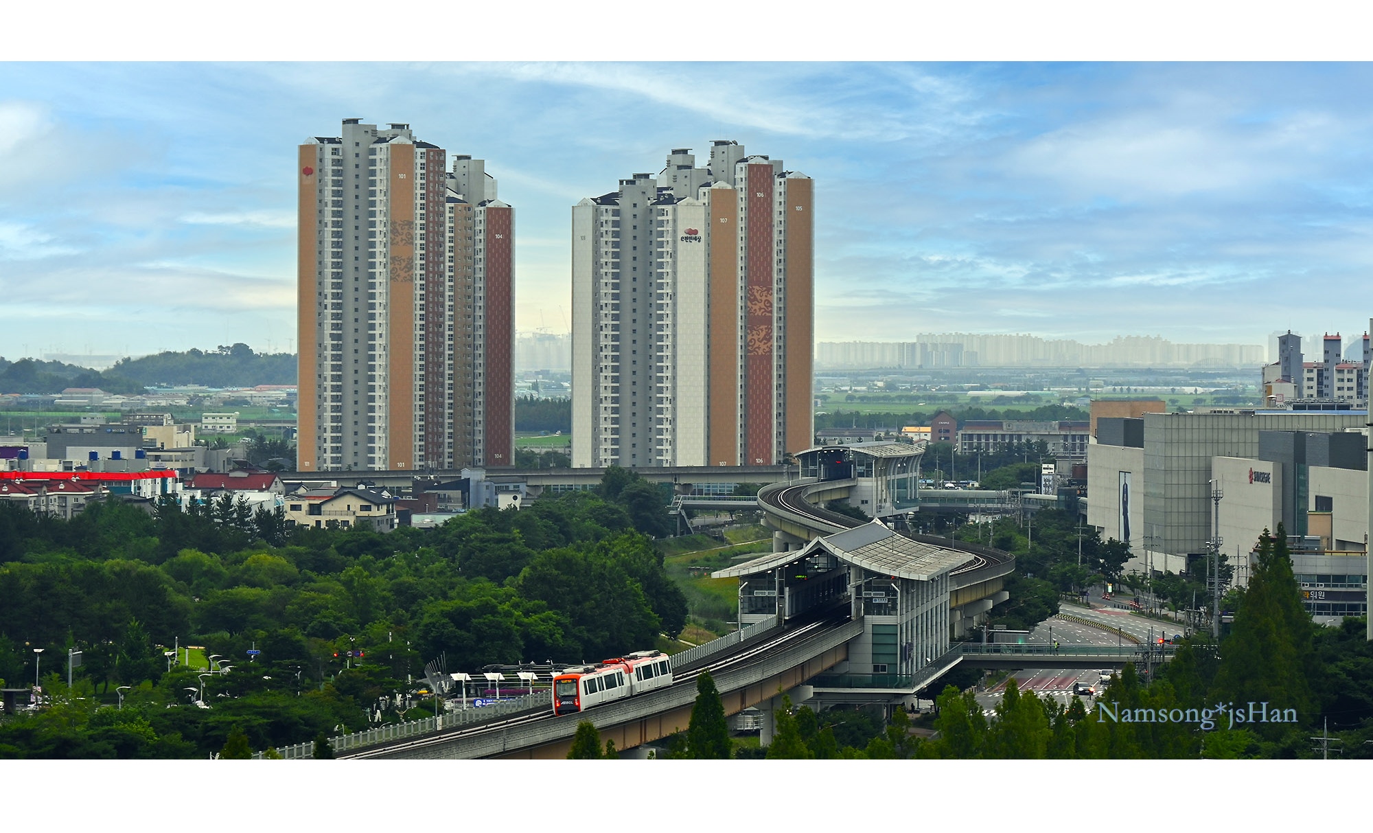 PHOTO BY HAN_JONGSOO | NIKON Z fc | 2024:07:07 06:56:06 | ISO-180 | 1/80 sec | f 6.3 | 92 mm | EV=0 | ● WIDTH:2000 pixels  HEIGHT:1017 pixels