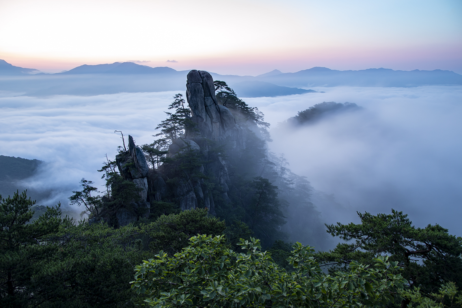 PHOTO BY  | Canon EOS 5D Mark IV | 2024:07:11 04:53:52 | ISO-100 | 5/1 sec | f 5.6 | 24 mm | EV=0 | ● WIDTH:1600 pixels  HEIGHT:1067 pixels