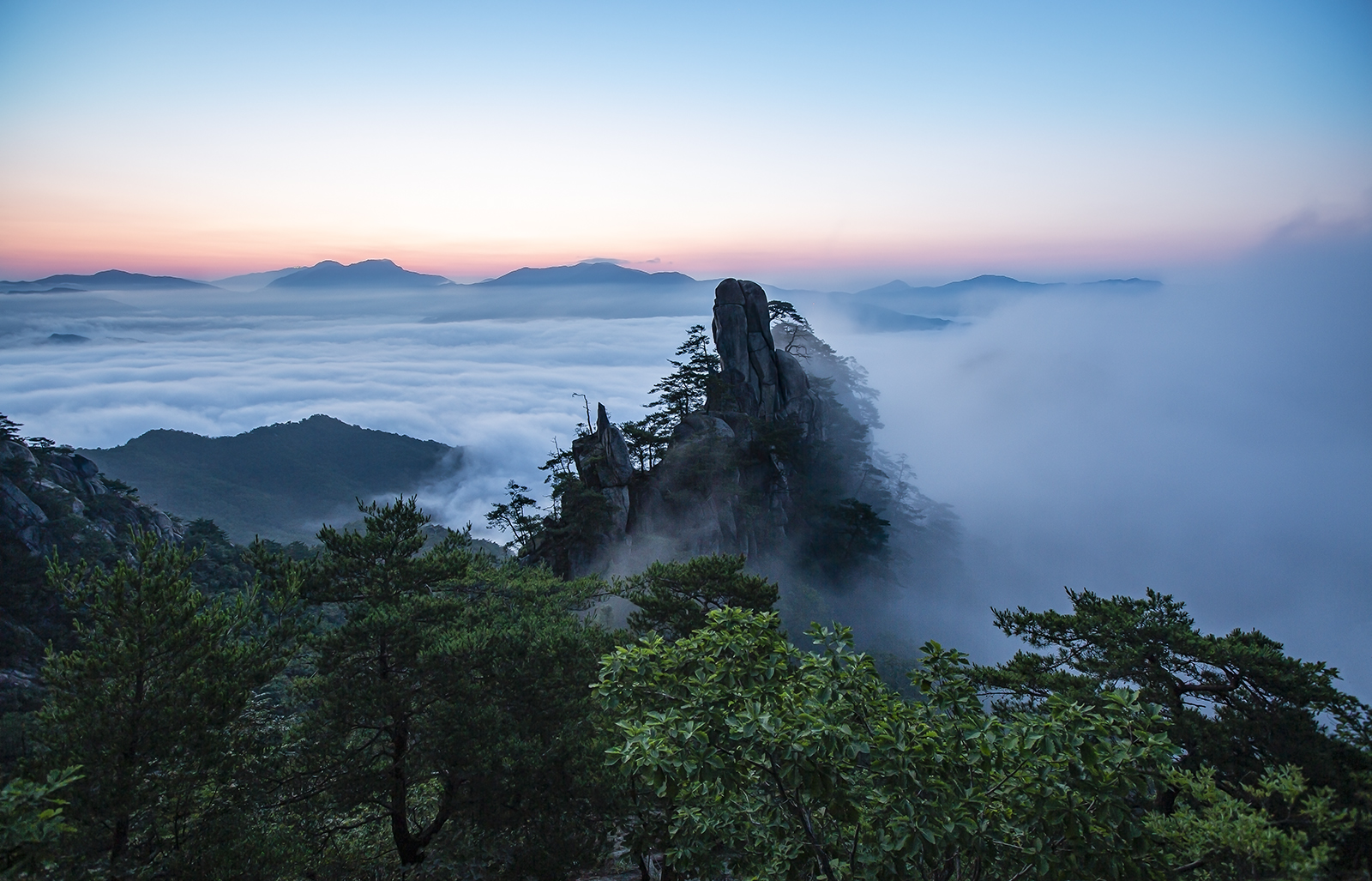 PHOTO BY MINKYUKIM | Canon EOS 5D Mark III | 2024:07:11 04:24:40 | ISO-200 | 25/10 sec | f 5.6 | 16 mm | EV=0 | ● WIDTH:1600 pixels  HEIGHT:1027 pixels