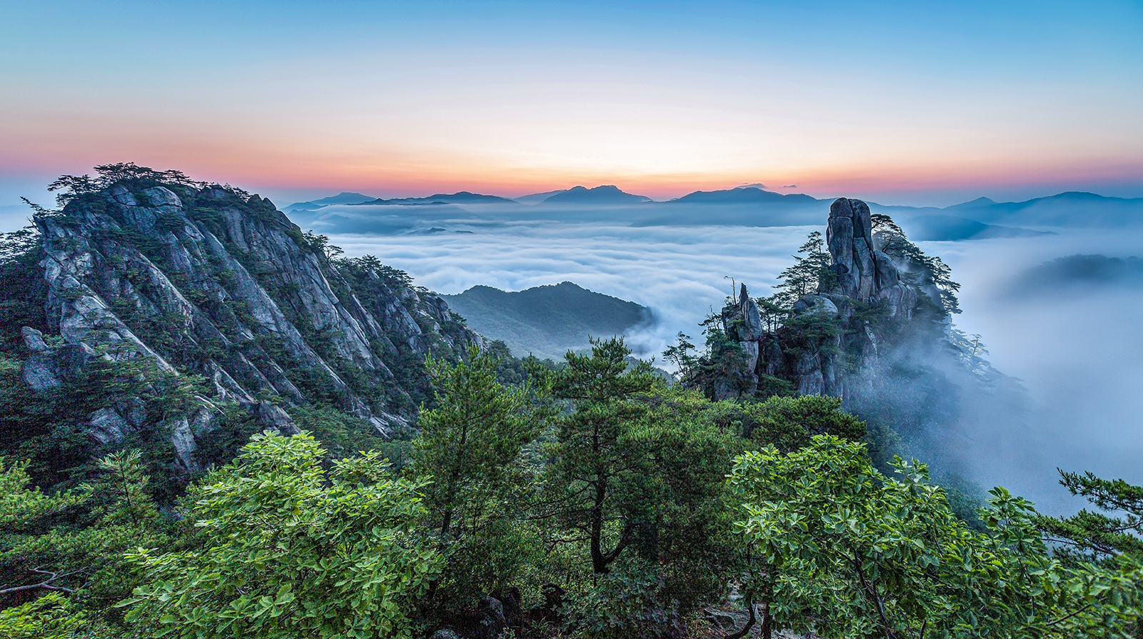 PHOTO BY MINKYUKIM | Canon EOS 5D Mark III | 2024:07:11 04:25:46 | ISO-200 | 25/10 sec | f 5.6 | 16 mm | EV=0 | ● WIDTH:1600 pixels  HEIGHT:895 pixels