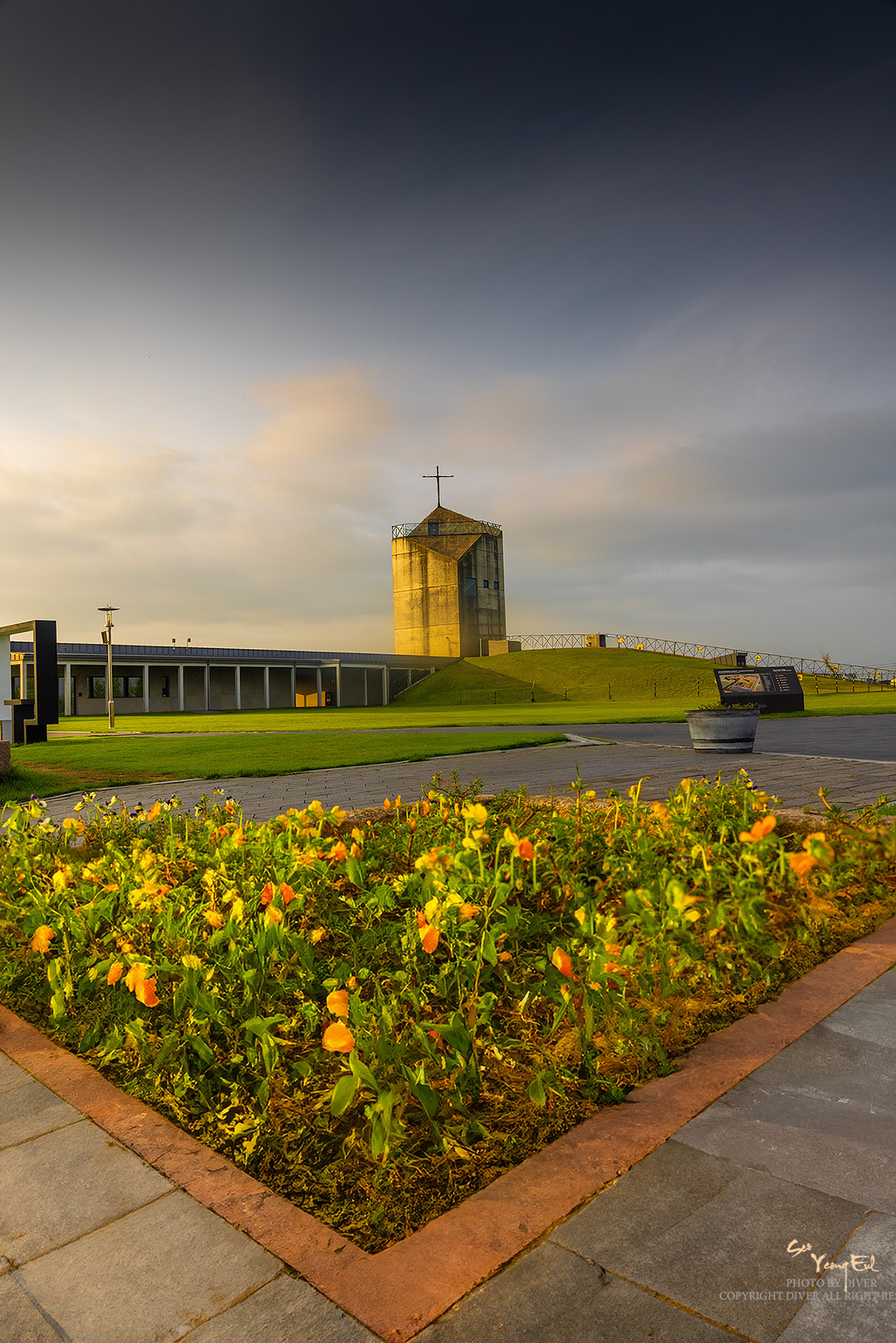 PHOTO BY  | Canon EOS R5 | 2024:07:11 18:54:39 | ISO-100 | 1/100 sec | f 11 | 24 mm | EV=0 | ● WIDTH:1201 pixels  HEIGHT:1800 pixels