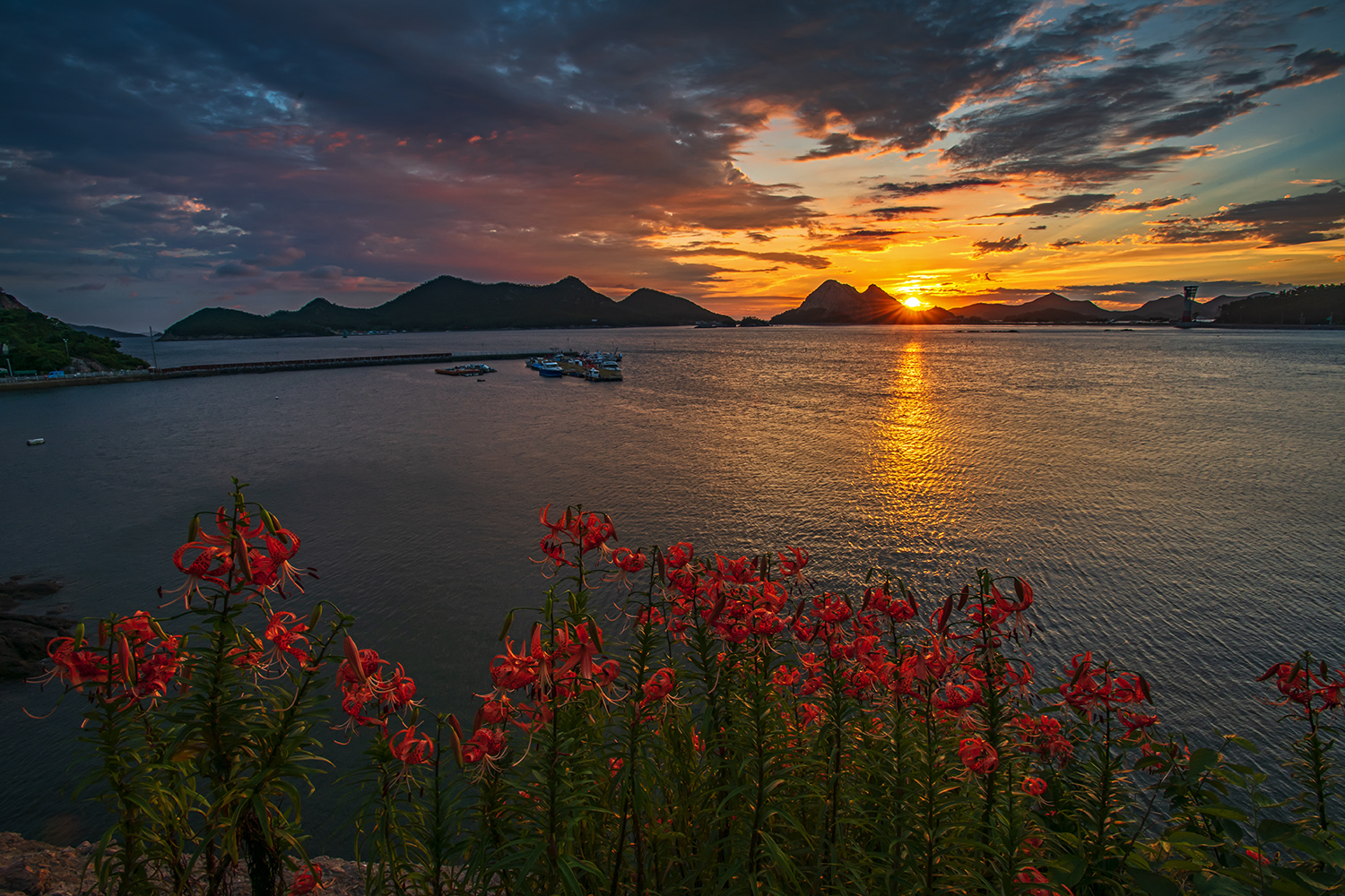 PHOTO BY  | NIKON D850 | 2024:07:22 05:42:57 | ISO-200 | 1/30 sec | f 16 | 17 mm | EV=-0.7 | ● WIDTH:1500 pixels  HEIGHT:1000 pixels