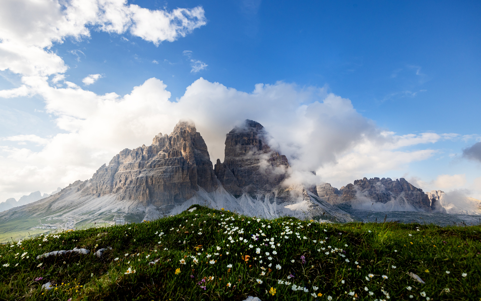 PHOTO BY  | Canon EOS R5 | 2024:07:09 01:36:59 | ISO-320 | 1/100 sec | f 8 | 20 mm | EV=0 | ● WIDTH:1600 pixels  HEIGHT:1000 pixels