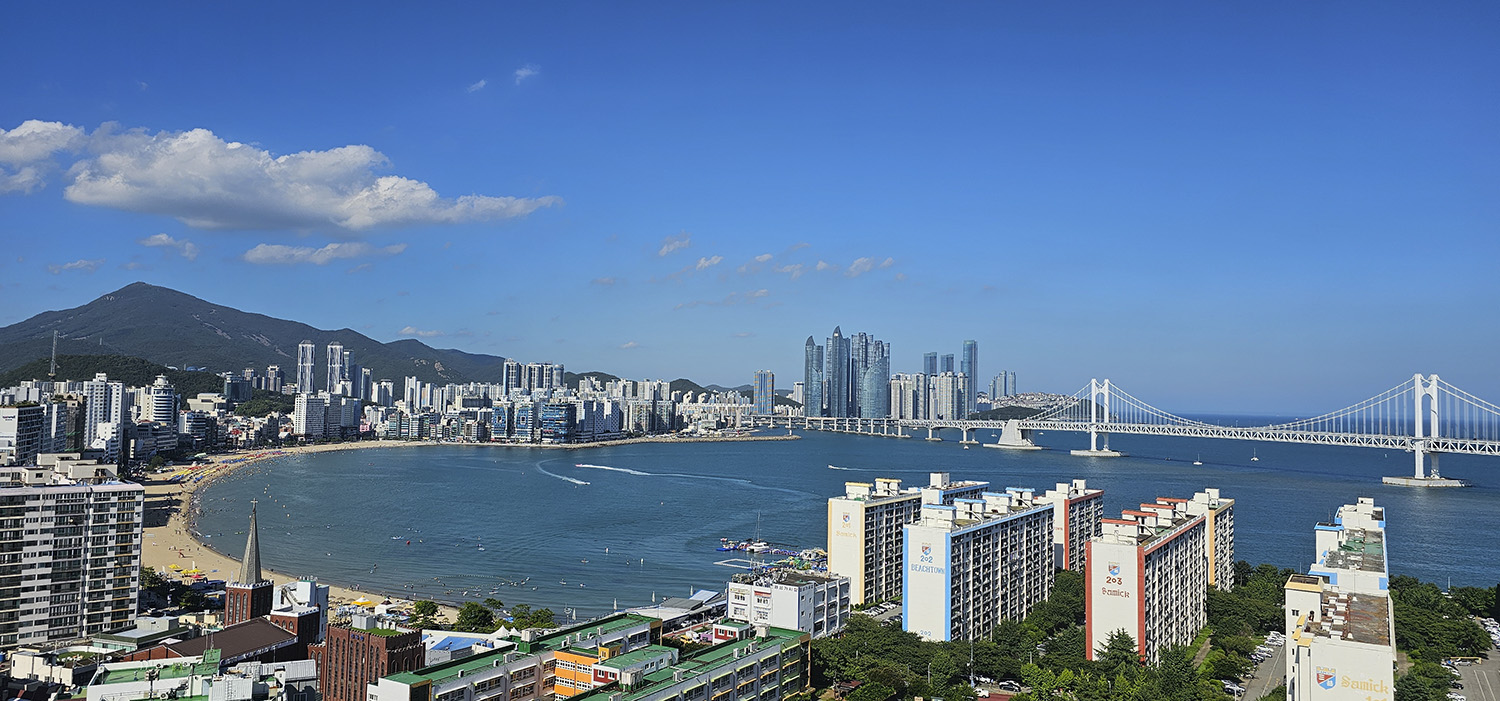 PHOTO BY  | Galaxy S23 Ultra | 2024:07:29 16:05:32 | ISO-12 | 1/1600 sec | f 1.7 | 6.3 mm | EV=0 | ● WIDTH:1500 pixels  HEIGHT:701 pixels