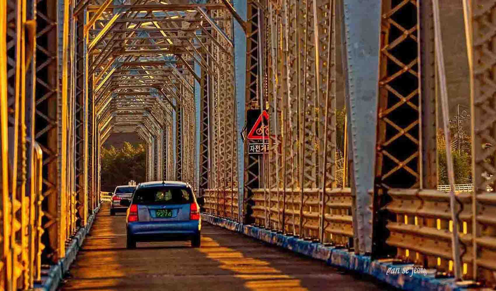 PHOTO BY jps | Canon EOS R6 | 2022:12:27 16:22:09 | ISO-100 | 1/125 sec | f 8 | 295 mm | EV=-0.7 | ● WIDTH:1700 pixels  HEIGHT:998 pixels