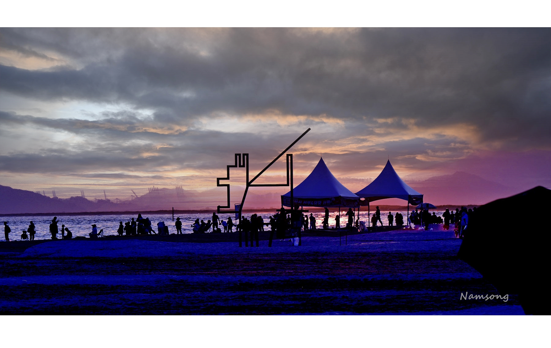 PHOTO BY HAN_JONGSOO | NIKON Z fc | 2024:08:02 19:09:24 | ISO-100 | 1/500 sec | f 6.3 | 110 mm | EV=0 | ● WIDTH:1800 pixels  HEIGHT:943 pixels