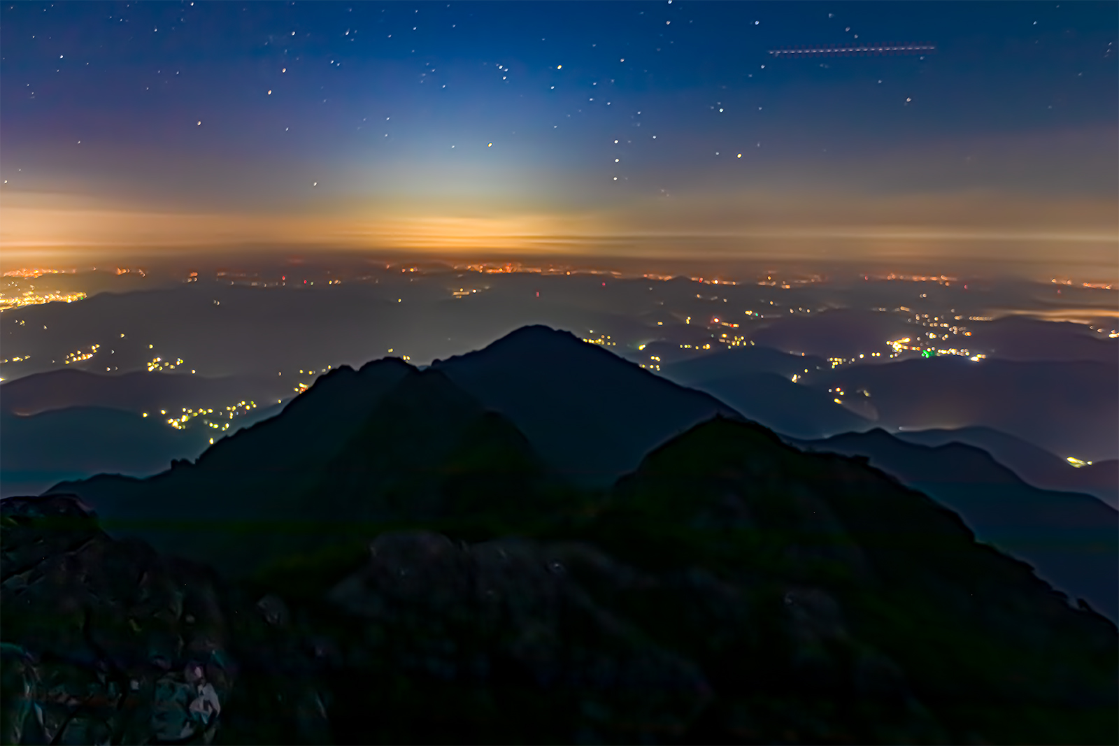 PHOTO BY  | Canon EOS 5D Mark IV | 2024:08:04 03:46:54 | ISO-800 | 30/1 sec | f 2.8 | 22 mm | EV=0 | ● WIDTH:1600 pixels  HEIGHT:1067 pixels