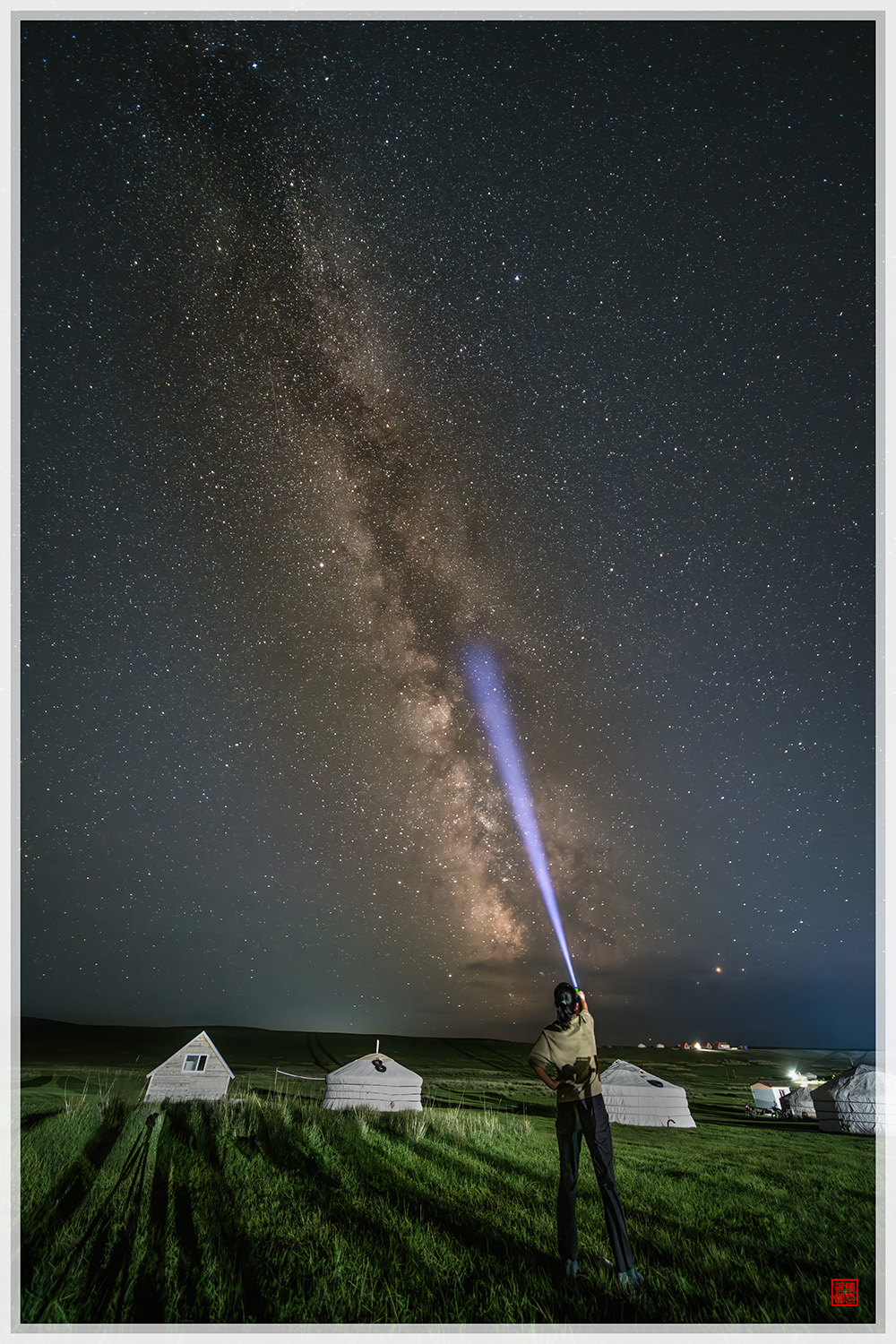 PHOTO BY  | NIKON D850 | 2024:08:11 23:50:22 | ISO-3200 | 20/1 sec | f 1.4 | 50 mm | EV=1.3 | ● WIDTH:1000 pixels  HEIGHT:1500 pixels