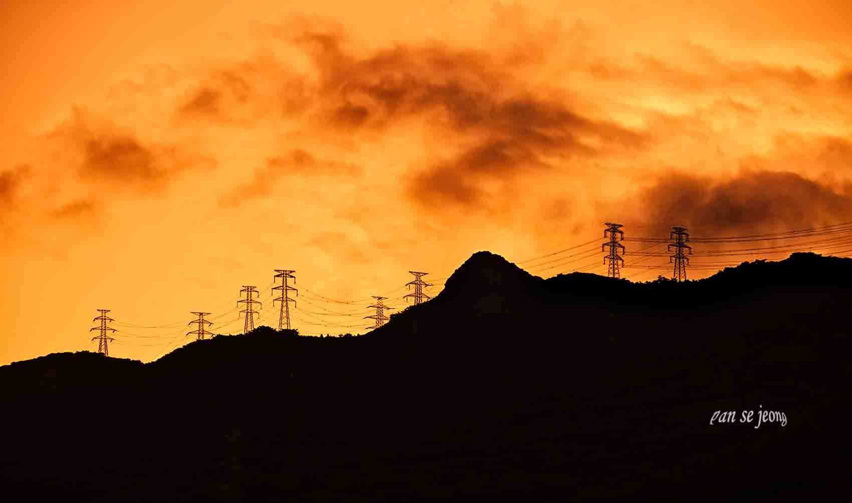 PHOTO BY jps | Canon EOS R6 | 2024:08:18 05:34:59 | ISO-100 | 1/25 sec | f 5.6 | 233 mm | EV=-0.3 | ● WIDTH:1700 pixels  HEIGHT:1003 pixels