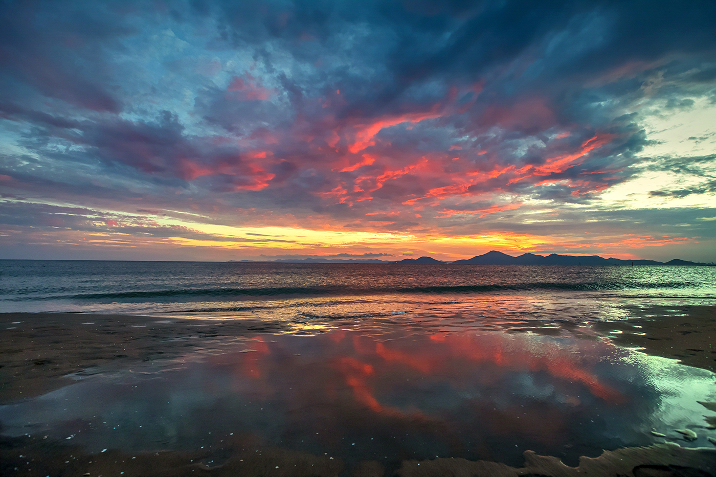 PHOTO BY  | Canon EOS 5D Mark IV | 2024:08:18 19:17:36 | ISO-800 | 1/80 sec | f 5.6 | 16 mm | EV=0 | ● WIDTH:1400 pixels  HEIGHT:933 pixels