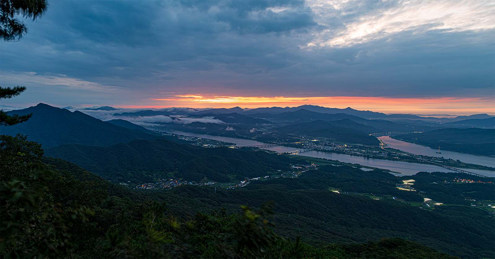 PHOTO BY  | Canon EOS 5D Mark IV | 2024:08:18 05:31:35 | ISO-100 | 32/10 sec | f 8 | 24 mm | EV=0 | ● WIDTH:1600 pixels  HEIGHT:838 pixels