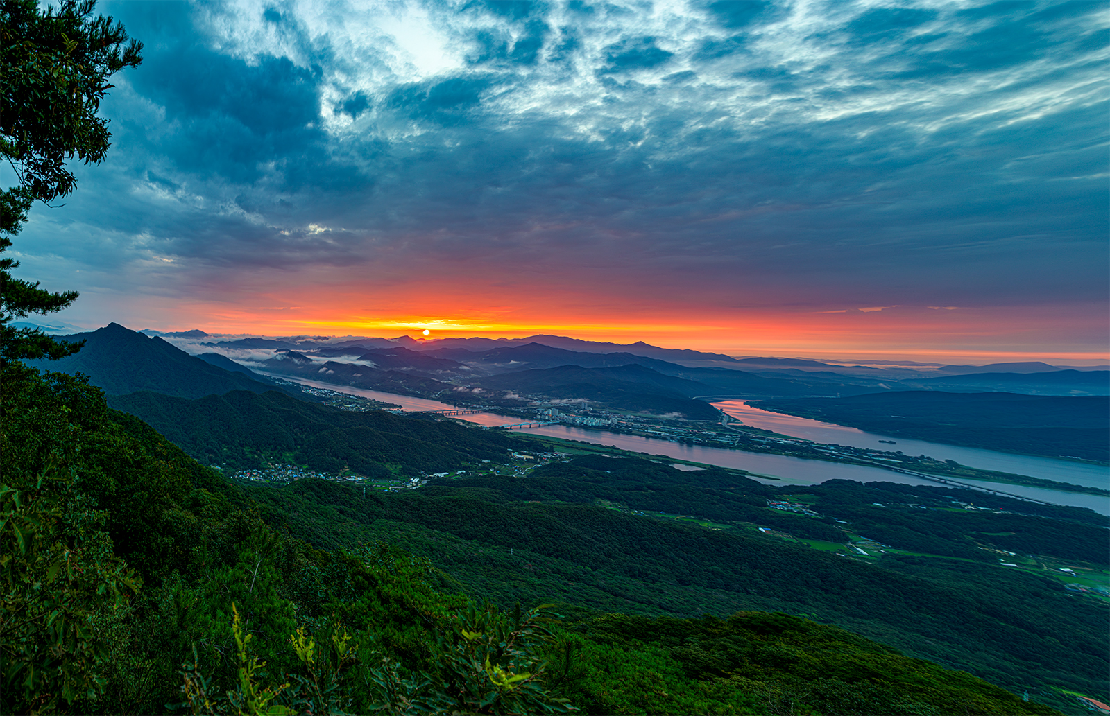 PHOTO BY  | Canon EOS 5D Mark IV | 2024:08:18 06:00:27 | ISO-100 | 1/30 sec | f 5.6 | 24 mm | EV=0 | ● WIDTH:1600 pixels  HEIGHT:1033 pixels