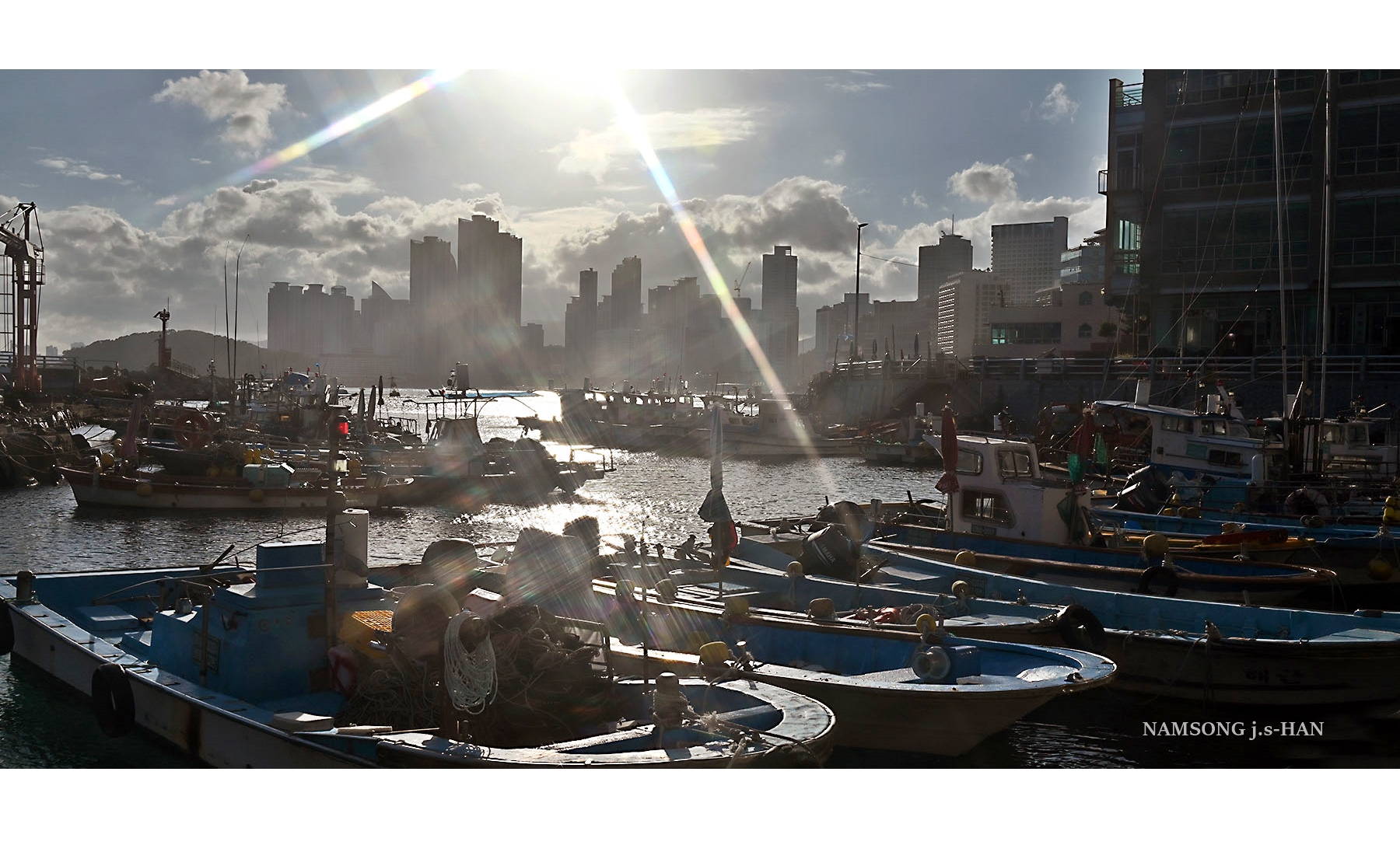 PHOTO BY  | NIKON Z 6_2 | 2024:08:28 17:33:48 | ISO-200 | 1/2000 sec | f 11 | 34 mm | EV=-1.3 | ● WIDTH:1800 pixels  HEIGHT:900 pixels