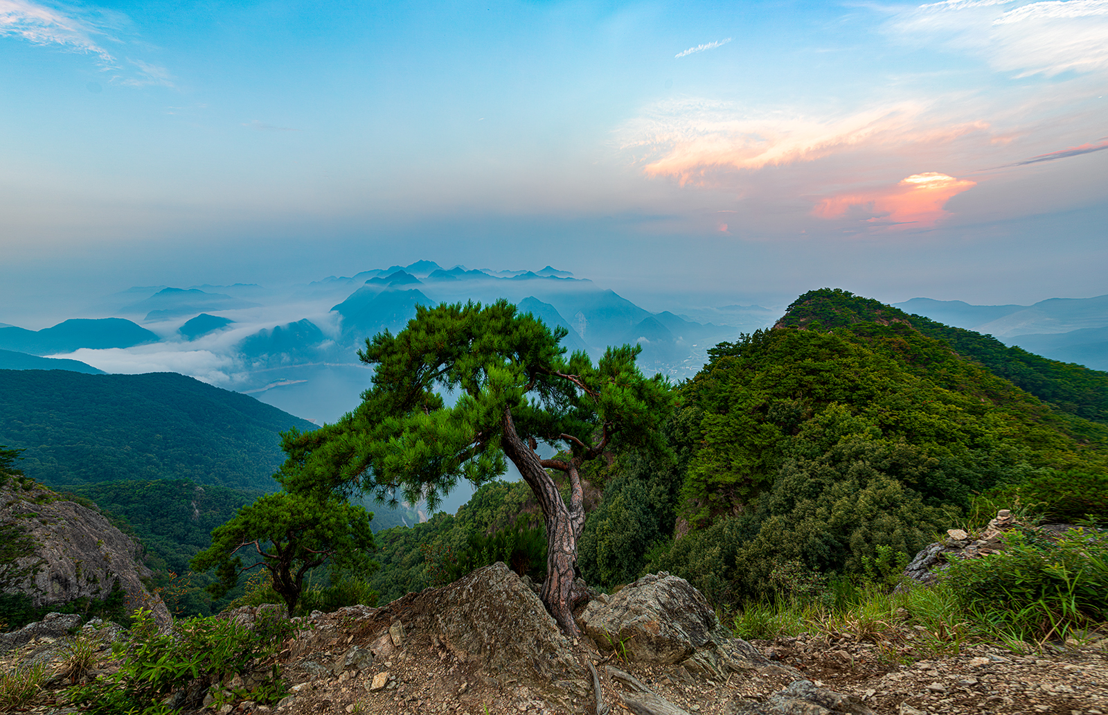 PHOTO BY  | Canon EOS 5D Mark IV | 2024:08:25 06:06:49 | ISO-100 | 1/25 sec | f 5 | 24 mm | EV=0 | ● WIDTH:1600 pixels  HEIGHT:1032 pixels