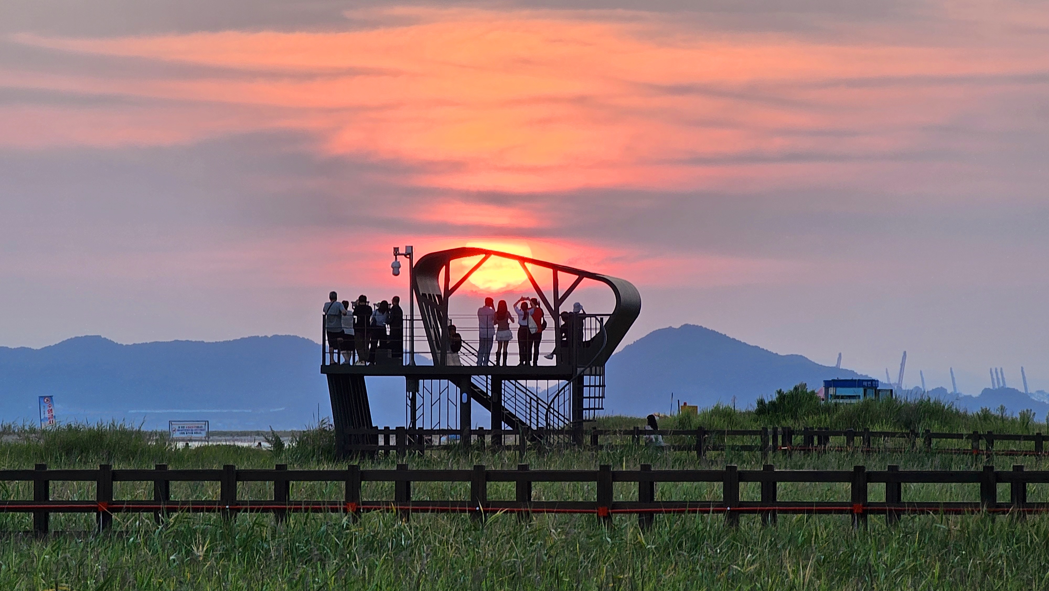 PHOTO BY  | Galaxy S23 Ultra | 2024:09:01 18:42:06 | ISO-100 | 83/10000 sec | f 4.9 | 27.2 mm | EV=0 | ● WIDTH:4000 pixels  HEIGHT:2252 pixels