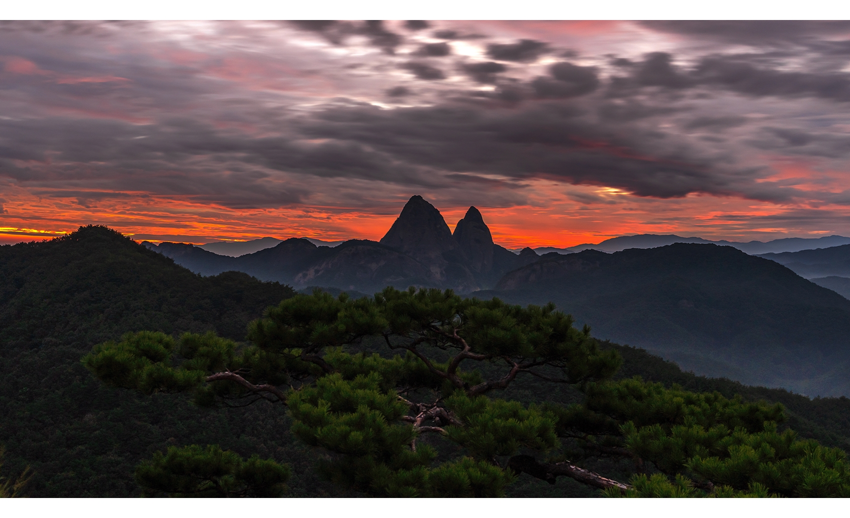 PHOTO BY lee seung un | ILCE-1 | 2024:09:11 05:40:16 | ISO-100 | 30/1 sec | f 7.1 | 35 mm | EV=0 | ● WIDTH:7111 pixels  HEIGHT:4000 pixels