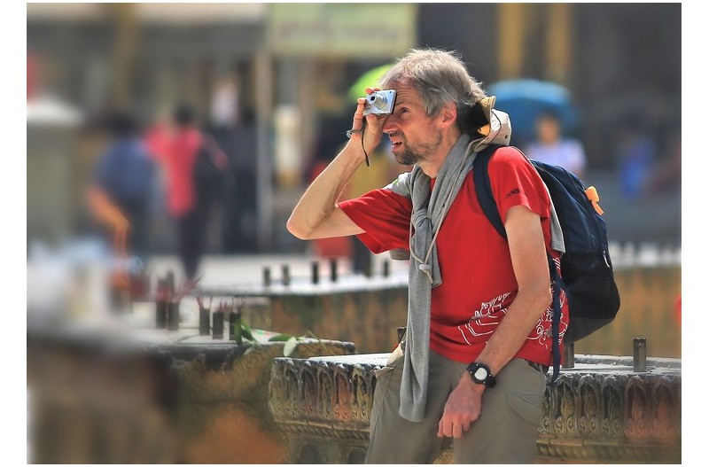 사진 찍는 관광객