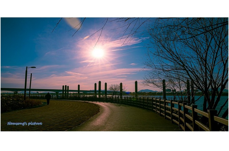 강가의 산책길에서 -----