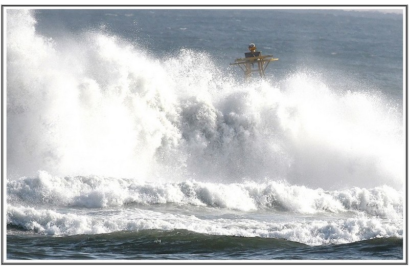 휘물라 치는 파도에
