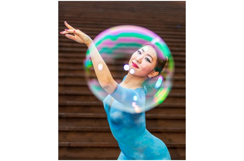 비눗방울에 비친 여신