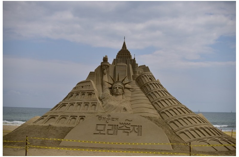 해운대 모래축제 작품 중간 진행 모습