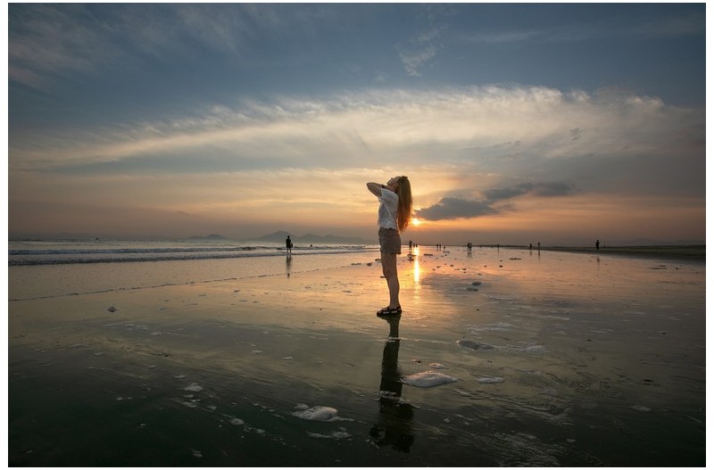 노을 물드는 해변에서