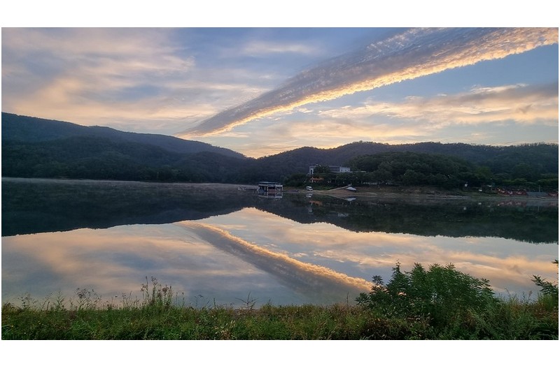 단산지 아침 하늘