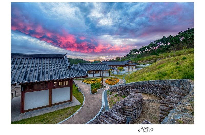 어둠 헤치고 오는 아침