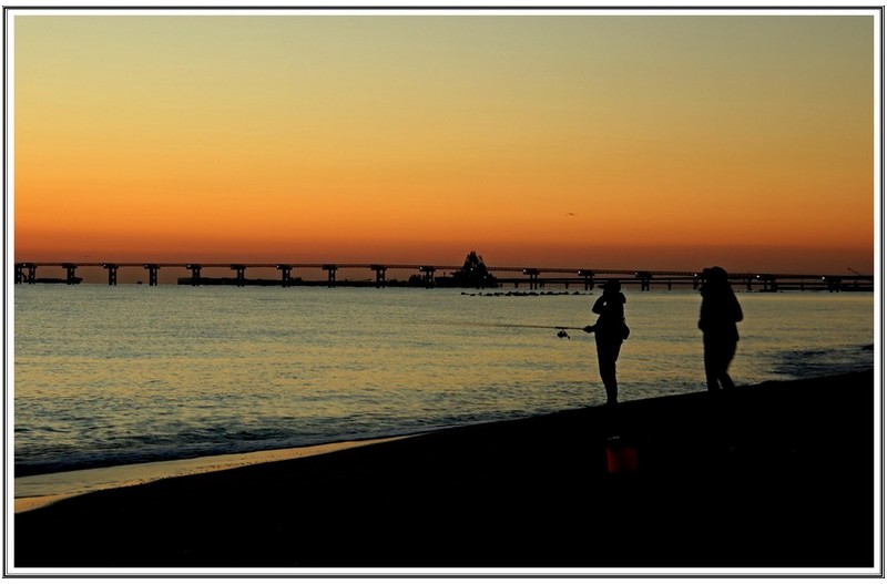 아침  여명 속 낚시 인