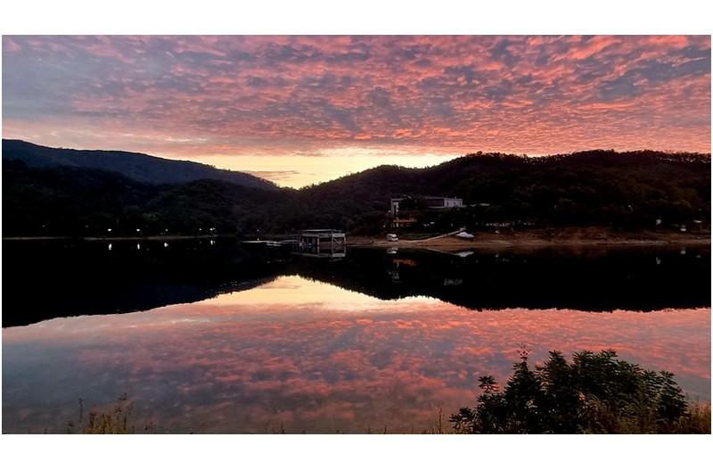 단산지 아침 하늘