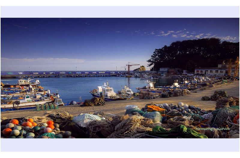 조용한 작은 포구의 저녁무렵 ---