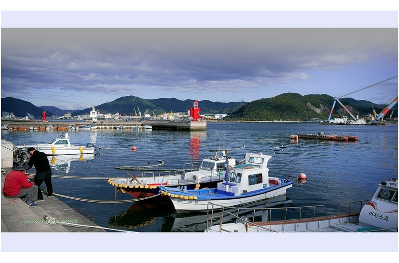 조용한 바닷가의 풍경 ---