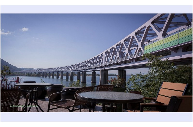 강가의 풍경 -----