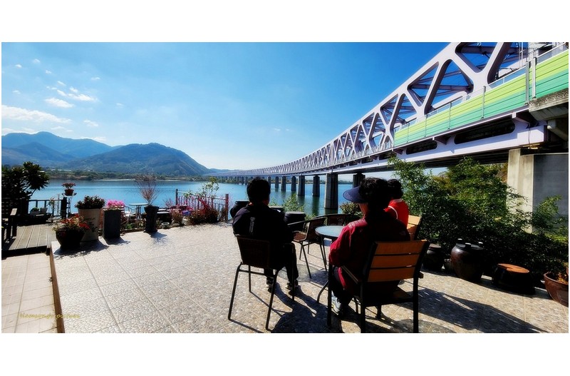 가을의 강가에서 ----